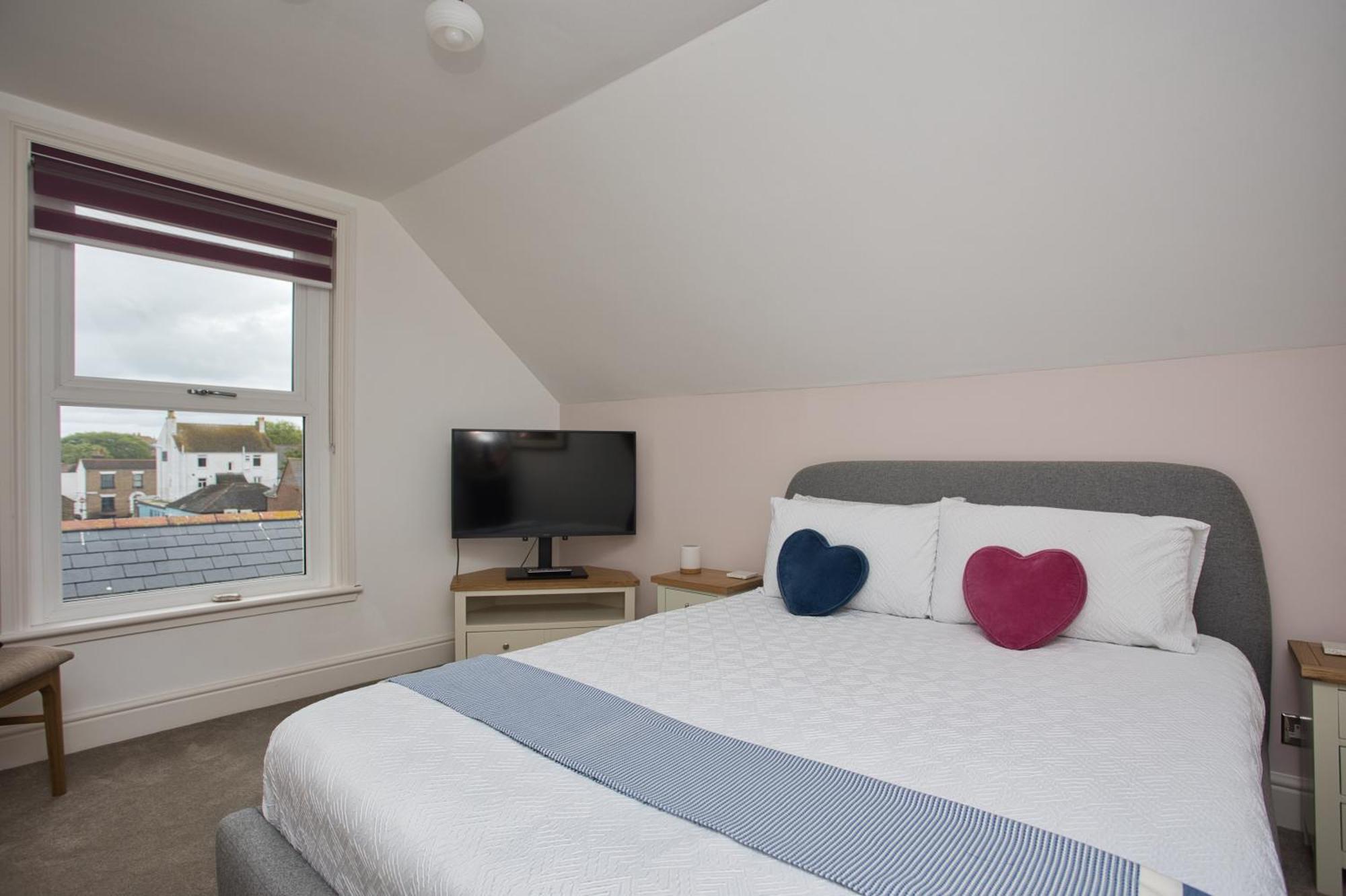 Spacious Seaside Escape In The Heart Of Deal, 4 Mins From The Beach 외부 사진