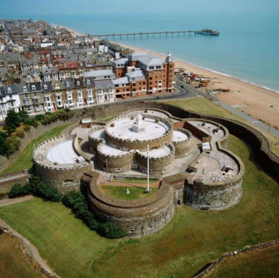 Spacious Seaside Escape In The Heart Of Deal, 4 Mins From The Beach 외부 사진
